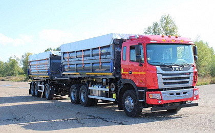 Автопоезд из зерновоза JAC N350 и прицепа AMKAR 8596-42